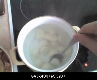 В кипящую воду высыпаем пельмени