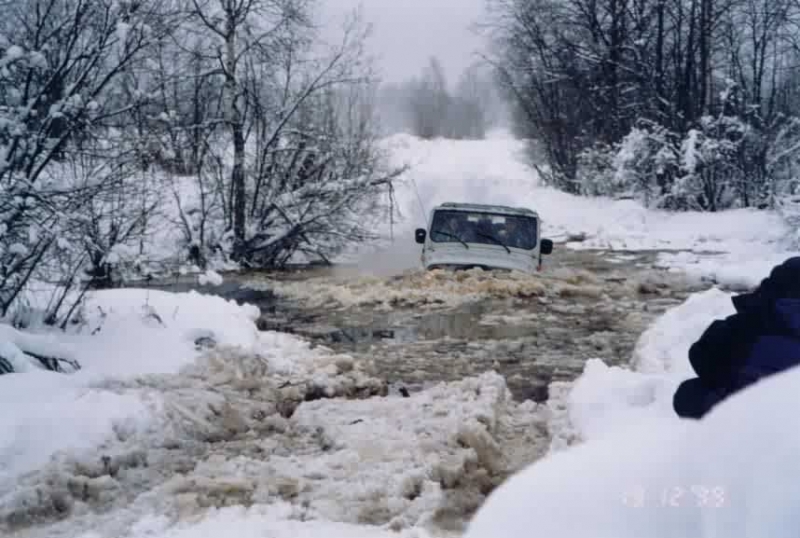 Внедорожник в снегу