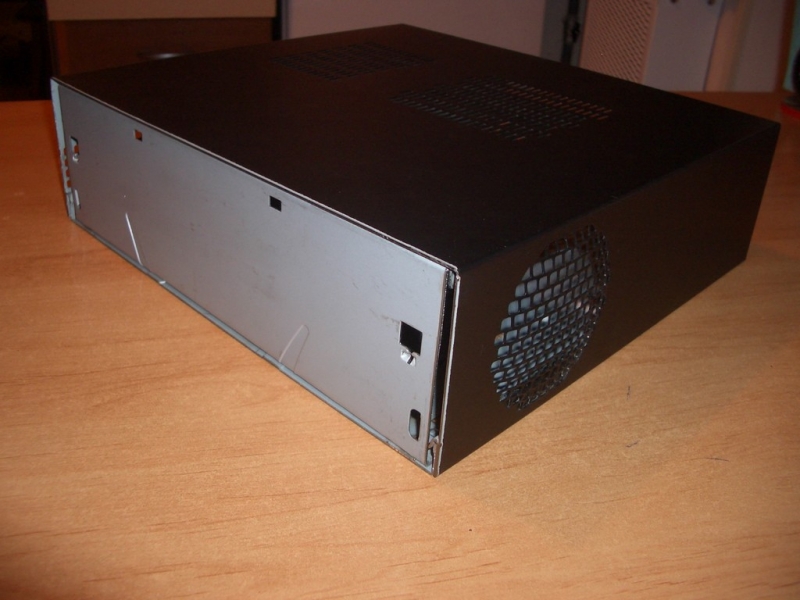 разрезанный корпус INWIN BT566