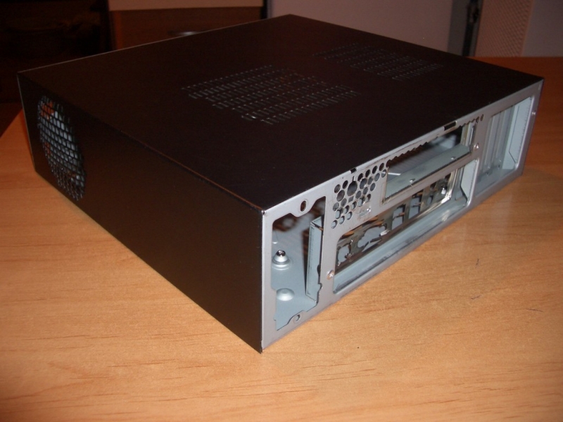 разрезанный корпус INWIN BT566 (сзади)