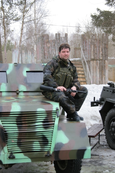 Приятно сидеть на броне...
