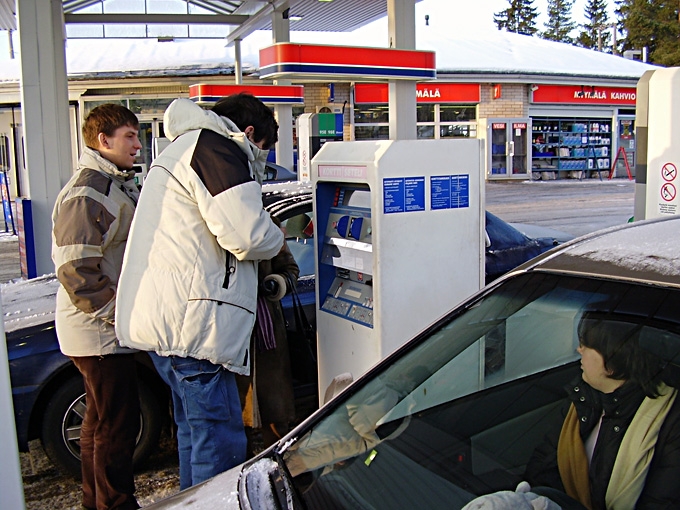 Луцеколонка. Суешь ойро - тебе автомат бензин дает. Автоматика блин