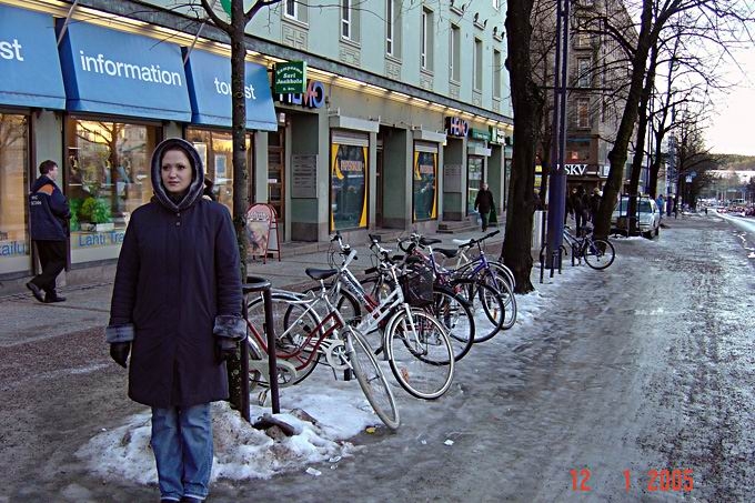 Финикийцы ездят у себя на велосипедах. В шанхае великов меньше!