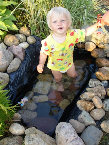 Варя в водоёме.