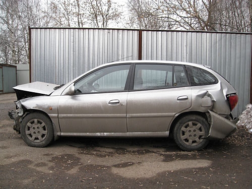 kia_rio_2002_crash_01