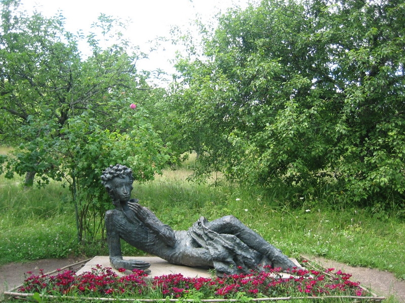 Памятник в Михайловском