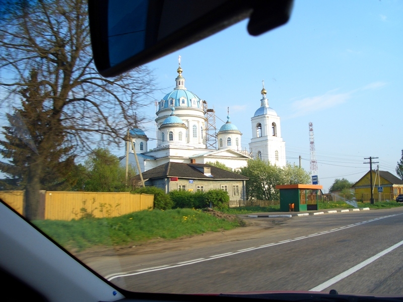 вид из авто на церковь в Переславле-Залесском