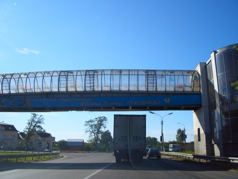 вид из авто на скромный городок