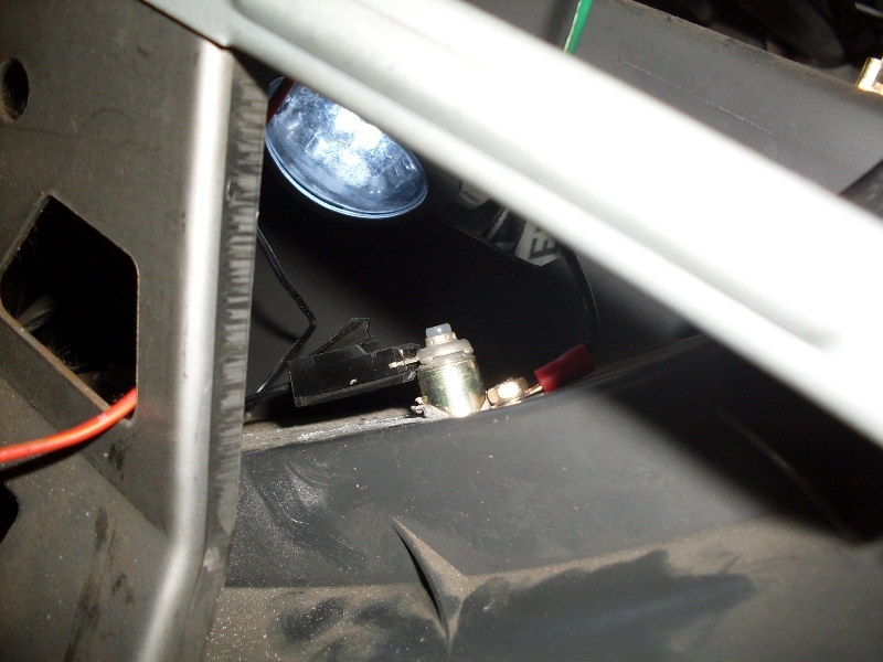 На заднем плане - фонарик. :)