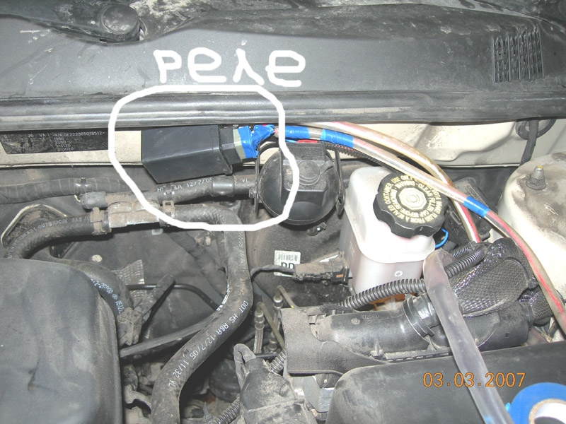 Реле омывателя под капотом