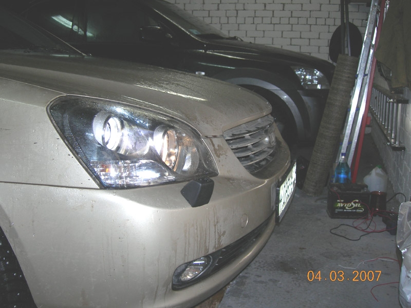 Вид на форсунки омывателя фар