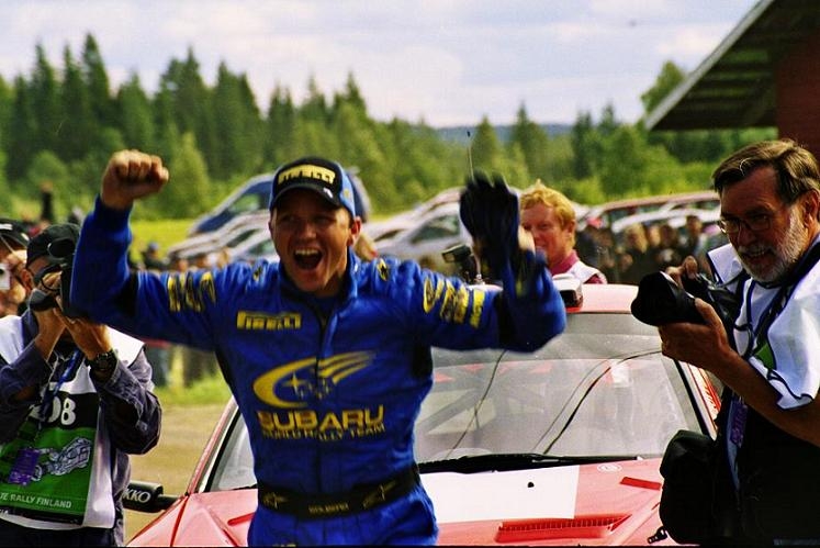 Финляндия 2003. Финиш. Победа Солберга над Бернсом.