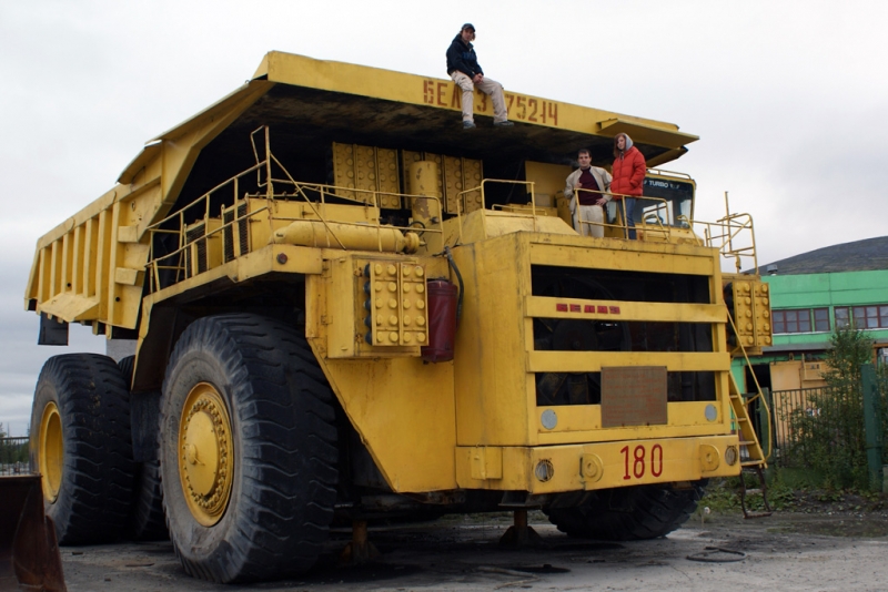 Белаз в г. Апатиты (кольский полуостров).  Грузоподъемность: 180тонн