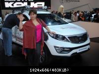 на автовыставке у новенькой KIA Sportage