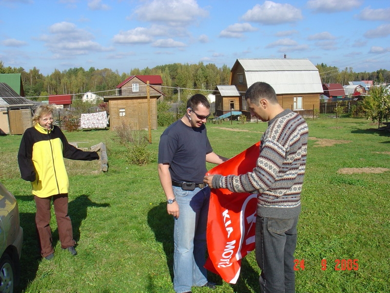 Жора и Саня пытаются понять что у них в руках.  Иринка что-то задумала!