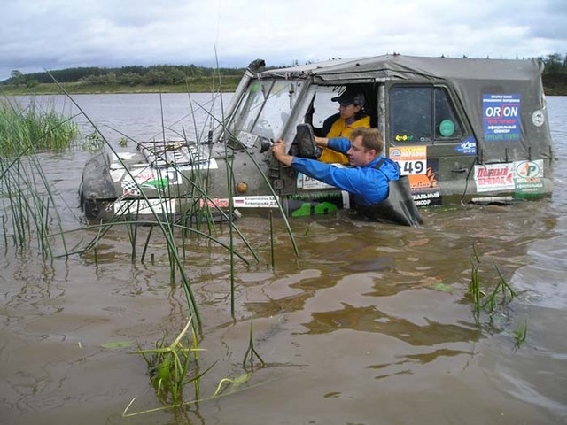 Девушек мы на руках носим... Вместе с джипом:))