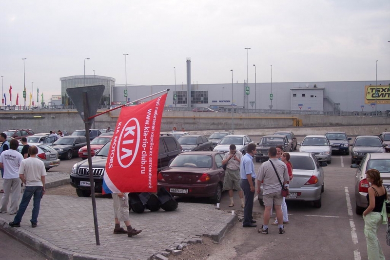 дети флажок приспустили, чтоб враги незаметили :)