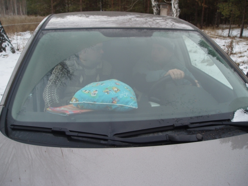 Макс показывает 7-ую подушку безопасности