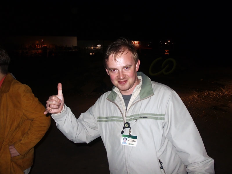 руль оставил, приехал на встречу