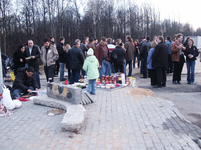 как нас много