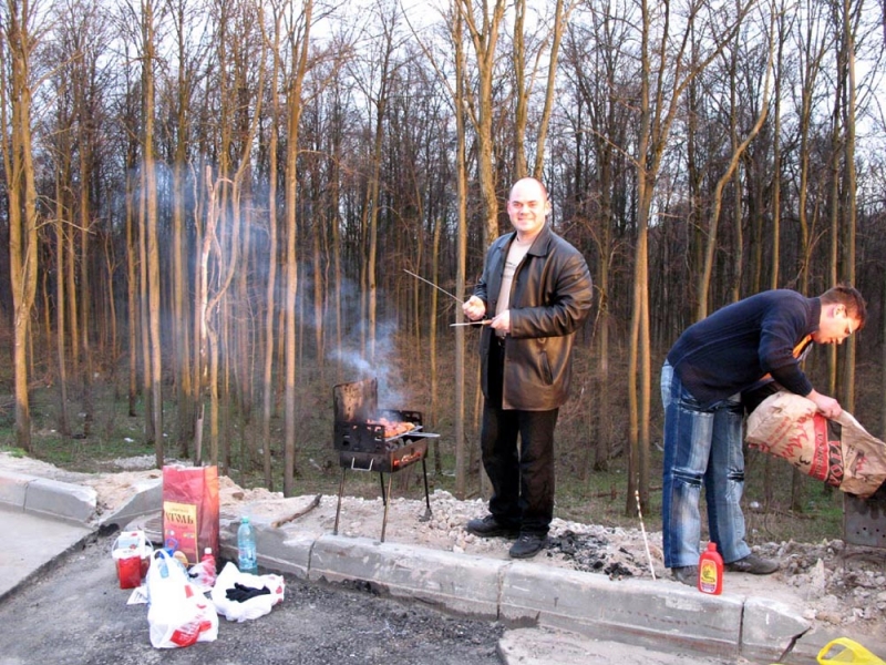 Видишь шашлык делаю