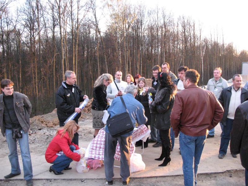 как много нас