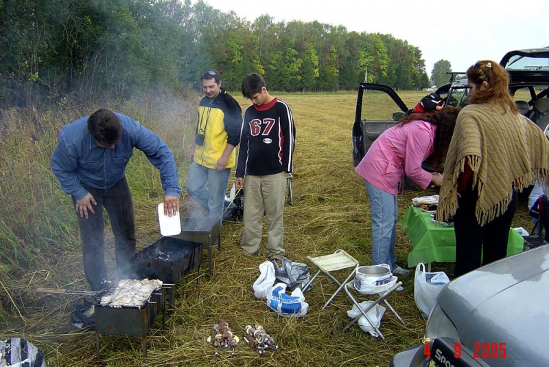 Мангалы на краю поля в 8-00AM